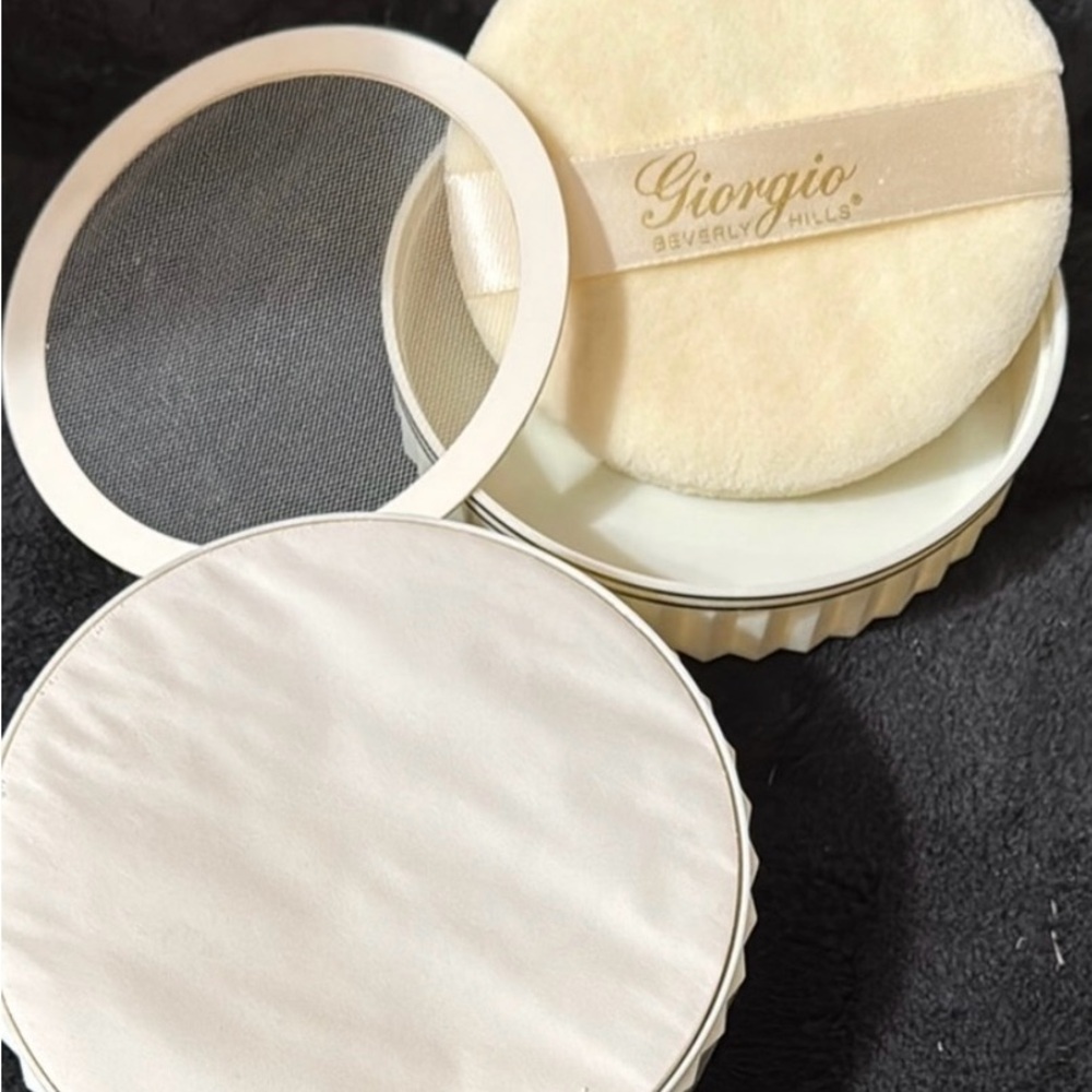 Giorgio Beverly Hills Extraordinary Perfumed Dusting Powder - Yellow Stripes - Picture 6 of 7